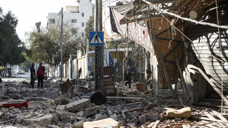 Les résidents se rassemblent dans une rue de débris dans la ville de Gaza le 5 mai 2019, qui a été touchée lors de frappes aériennes israéliennes sur l'enclave palestinienne. Des militants de Gaza ont lancé de nouveaux tirs de roquettes sur Israël tôt dans la journée, provoquant une escalade meurtrière. Israël a réagi par vagues de frappes. Une trêve fragile a de nouveau faibli et une nouvelle escalade a été redoutée. (Photo de MAHMUD HAMS / AFP) (Le crédit photo devrait correspondre à MAHMUD HAMS / AFP / Getty Images)
