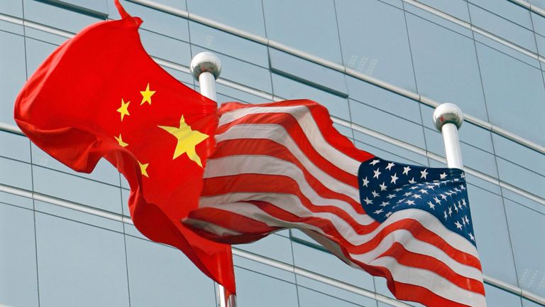 Beijing, CHINE: Les États-Unis et un drapeau chinois agitent une bannière devant un bâtiment commercial à Beijing, le 9 juillet 2007. La secrétaire d'État américaine Condoleezza Rice, le 6 juillet 2007, a accusé la Chine d'avoir fait fi des règles du commerce mondial dans son expansion économique fulgurante sous le gouvernement américain. 