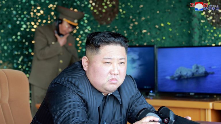 Le chef de la Corée du Nord, Kim Jong Un, supervise un exercice de grève. des missiles à courte portée
