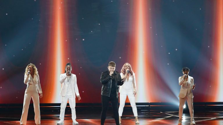 TEL AVIV, ISRAEL - 17 MAI: Michael Rice, du Royaume-Uni, se produit sur scène lors du 64e concours annuel de l'Eurovision organisé à Tel Aviv Fairgrounds le 17 mai 2019 à Tel Aviv, en Israël. (Photo de Michael Campanella / Getty Images)
