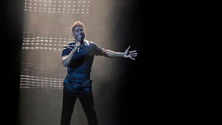Le Suédois John Lundvik se produit lors des dernières répétitions à la veille de la finale de la 64e édition du Concours Eurovision de la chanson 2019 à l'Expo Tel Aviv le 17 mai 2019 dans la ville côtière israélienne. (Photo de Jack GUEZ / AFP) (Le crédit photo doit se lire comme suit: JACK GUEZ / AFP / Getty Images)