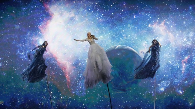 L'Australienne Kate Miller-Heidke interprète la chanson Zero Gravity lors des dernières répétitions à la veille de la finale de la 64e édition du Concours Eurovision de la chanson 2019 à l'Expo de Tel Aviv le 17 mai 2019 dans la ville côtière israélienne. (Photo de Jack GUEZ / AFP) (Le crédit photo doit se lire comme suit: JACK GUEZ / AFP / Getty Images)