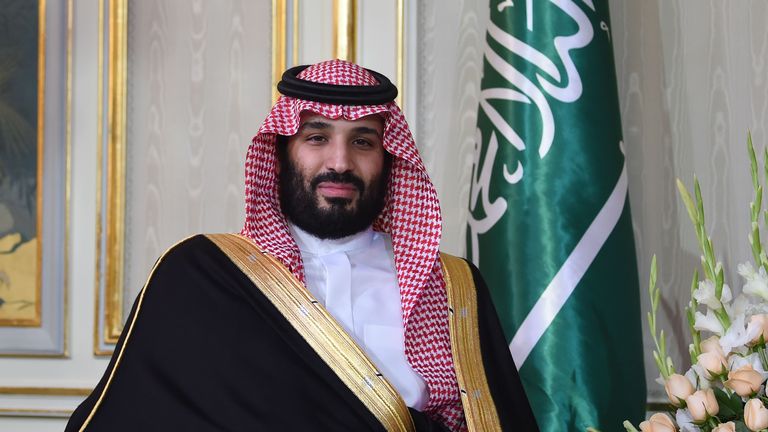 Le prince héritier saoudien Mohammed bin Salman est photographié en train de rencontrer le président tunisien lors de son arrivée au palais présidentiel de Carthage, dans la banlieue est de la capitale Tunis, le 27 novembre 2018. (Photo de FETHI BELAID / AFP) (Crédit photo devrait lire FETHI BELAID / AFP / Getty Images)
