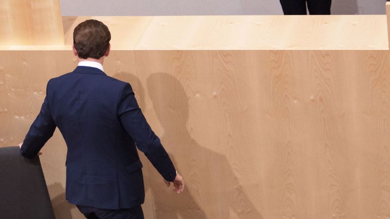 Le chancelier autrichien Sebastian Kurz quitte le Parlement après avoir perdu un vote de confiance le 27 mai 2019 à Vienne, à la suite des retombées du 