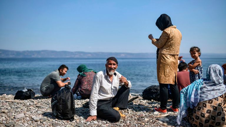 Les migrants traversent la mer de la Turquie en Europe