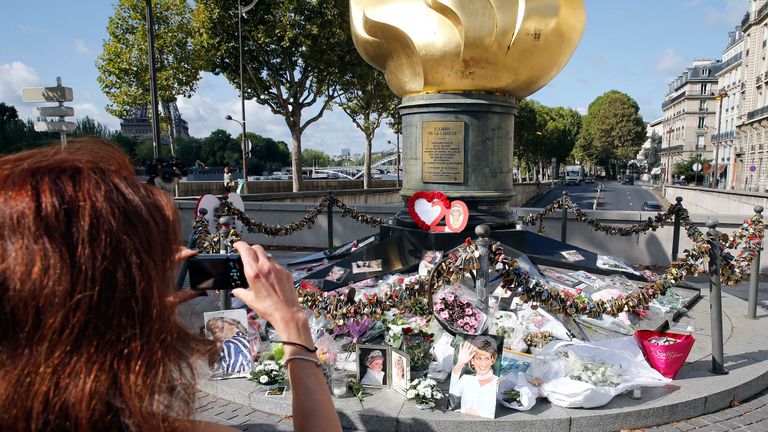 Paris, france - 31 août: des photos emblématiques, des fleurs et des messages dédiés à rendre hommage à lady diana à l'occasion du 20e anniversaire de sa mort ornent le socle de la statue de la flamme de la liberté le 31 août 2017 à paris, en france. La princesse Diana est décédée dans un accident de voiture le 31 août 1997 près du tunnel de Pont de l'Alma. La statue de la flamme de la liberté est devenue le mémorial officieux de Diana, princesse de Galles. (Photo de Thierry Chesnot / Getty Images)