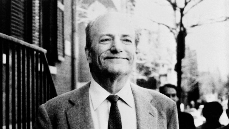 Une photo prise le 13 avril 1985 à Providence montre le socialiste britannique Claus von Bülow, accusé de tentative d'assassinat de son épouse Sunny von Bülow en 1979, lors d'une conférence de presse. / AFP PHOTO / - (Le crédit photo devrait se lire - / AFP / Getty Images)
