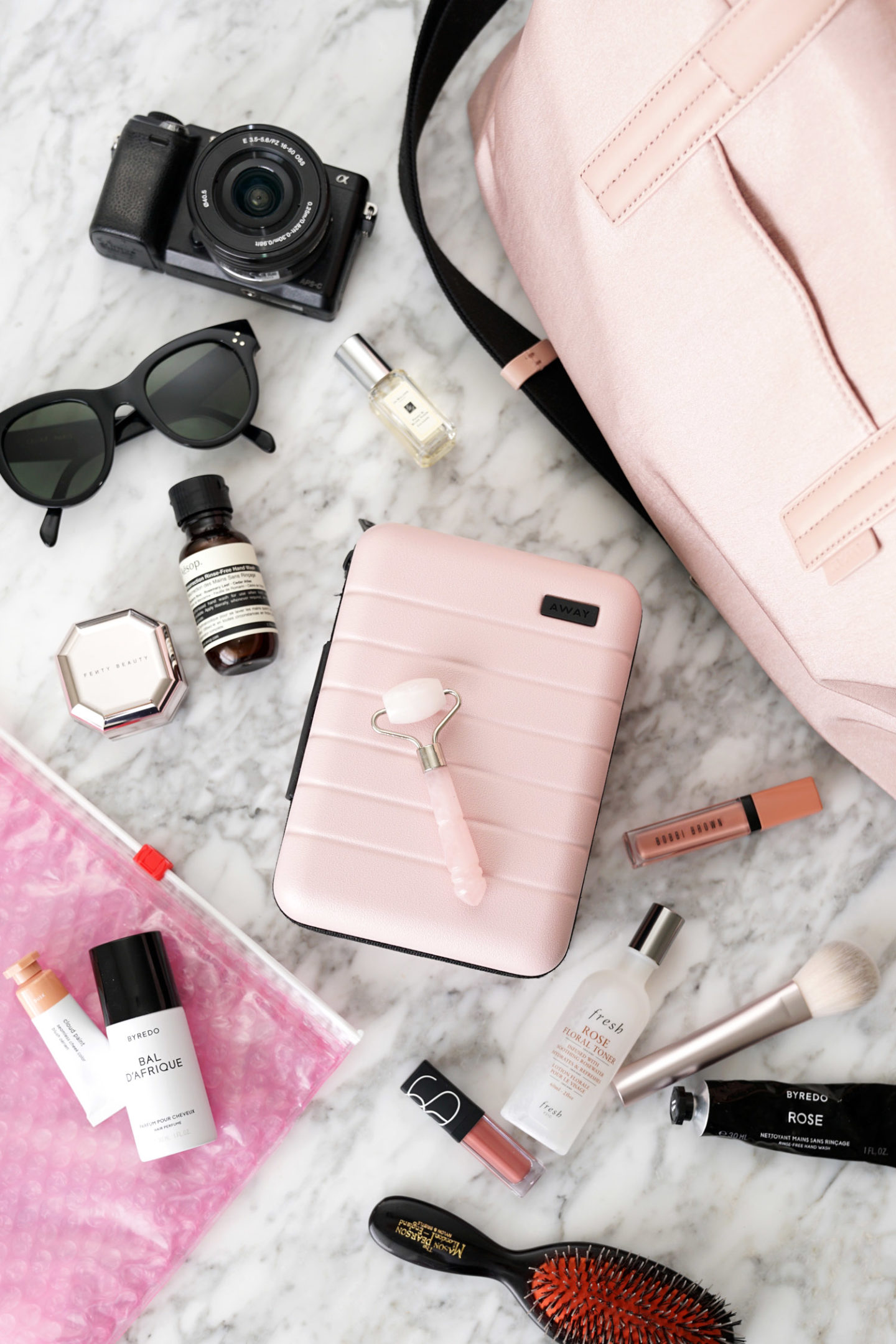 Étui de voyage mini en blush via le look look book