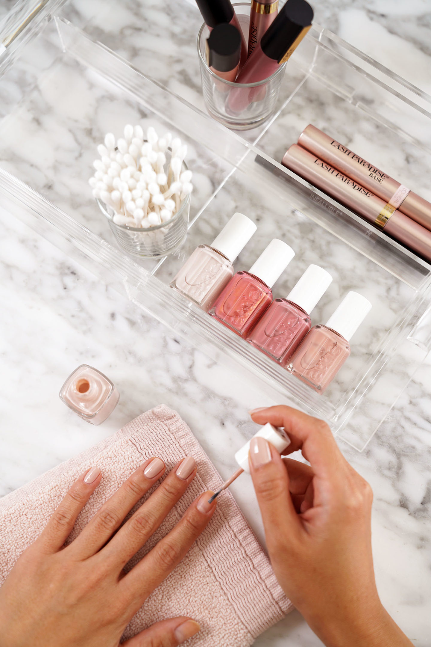 Essie Topless et Vernis à Ongles Barefoot