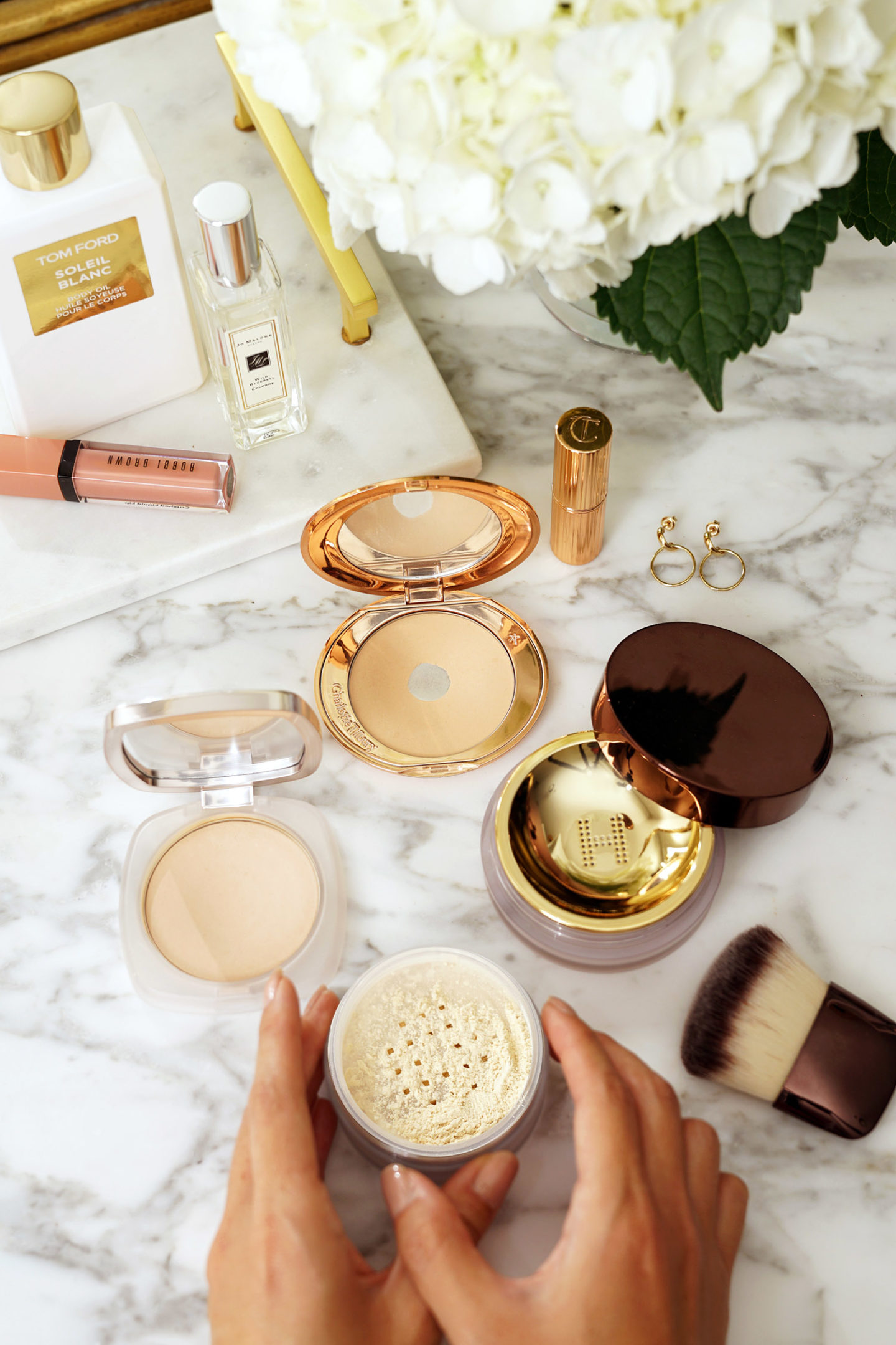 Poudres de la meilleure fixation La Mer, Charlotte Tilbury, Laura Mercier et Sablier