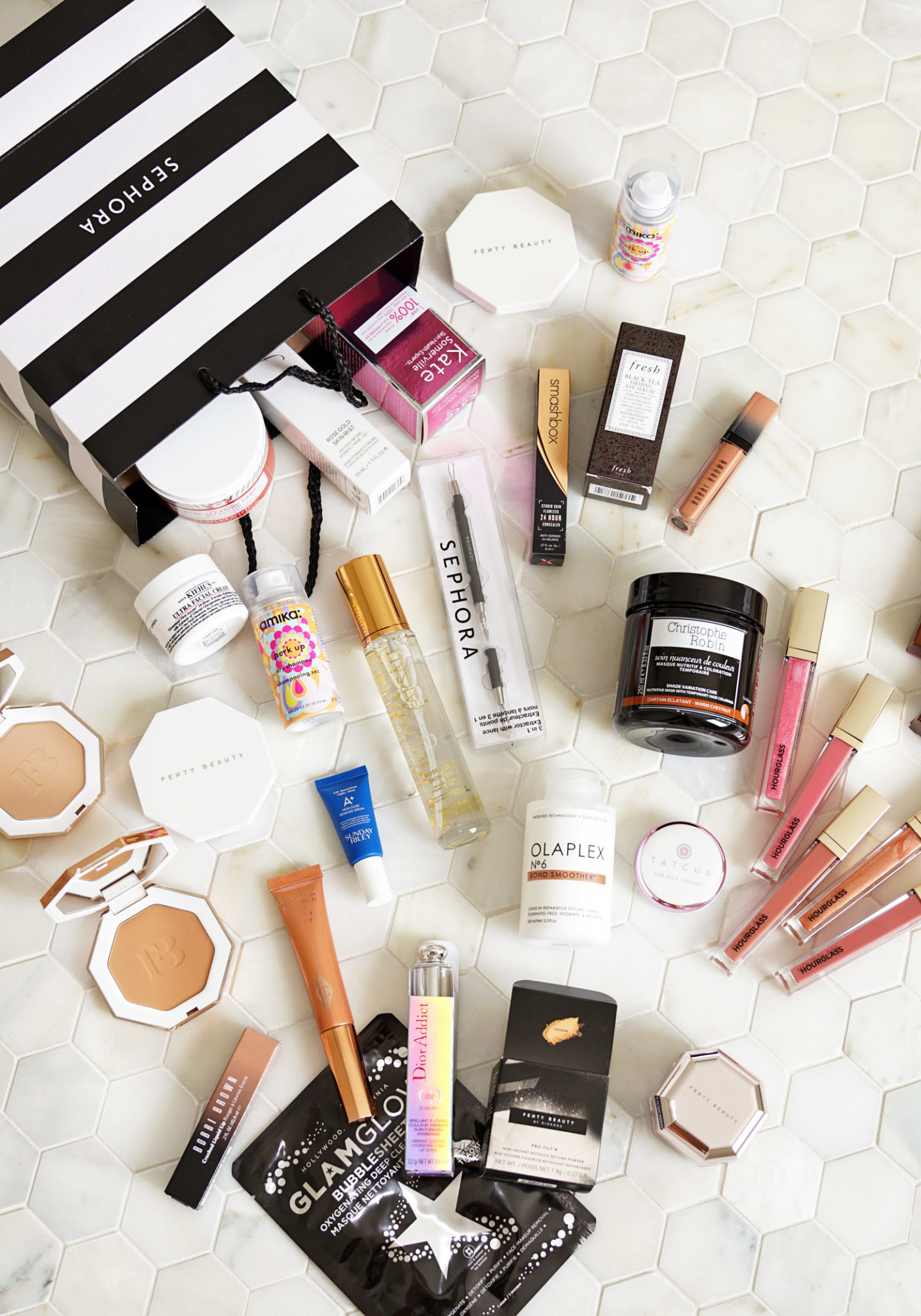 Choix de Sephora Haul "width =" 1080 "height =" 1542 "srcset =" https://camaraderielimited.fr/wp-content/uploads/2019/05/Sephora-Haul-Picks-Sabrina-1440x2056.jpg 1440w, http: //thebeautylookbook.com/wp-content/uploads/2019/05/Sephora-Haul-Picks-Sabrina-800x1142.jpg 800w, http://thebeautylookbook.com/wp-content/uploads/2019/05/Sephora-Haul -Picks-Sabrina-70x100.jpg 70w, http://thebeautylookbook.com/wp-content/uploads/2019/05/Sephora-Haul-Picks-Sabrina-1080x1542.jpg 1080w, http://thebeautylookbook.com/wp -content / uploads / 2019/05 / Sephora-Haul-Picks-Sabrina.jpg 1500w "tailles =" (largeur maximale: 1080px) 100vw, 1080px "données-jpibfi-post-excerpt =" Sephora Promo Haul Pics pour soins de la peau , soin des cheveux et maquillage. Ce que j'ai récupéré et les nouveaux choix de produits de beauté que j'ai achetés à essayer. "Data-jpibfi-post-url =" http://thebeautylookbook.com/2019/05/sephora-haul-picks-skin-hair-makeup.html "data-jpibfi-post-title =" Sephora Haul choisit la peau, les cheveux et le maquillage "data-jpibfi-src =" http://thebeautylookbook.com/wp-content/uploads/2019/05/Sephora-Haul-Picks- Sabrina-1440x2056.jpg "/></p>
<p>J'ai un post rapide pour ce que j'ai récupéré de Sephora! Il me reste des éléments dans mon panier en ligne pour des produits que nous n'avons pas trouvés dans notre magasin, mais il s'agit des soins de la peau, des soins capillaires et d'autres choix de beauté qu'Andrew et moi avons achetés pendant l'événement bonus du printemps. Il se termine aujourd’hui lundi 6 mai, il est donc encore temps de magasiner! Détails pour les niveaux sur leur page Beauty Insider pour savoir comment rejoindre. Réductions comme suit:</p>
<ul>
<li>Les membres de Rouge bénéficient d'une réduction de 20%, du 26 au 26 décembre avec le code HEYROUGE</li>
<li>Les membres VIB bénéficient de 15% de réduction, du 5/2 au 5/6 avec le code HEYVIB</li>
<li>Les membres BI bénéficient de 10% de réduction, 5/2 à 5/6 avec le code HEYINSIDER</li>
</ul>
<p>À l’exception de nos stocks, je n’ai pas pu tester la plupart des produits de maquillage. Des critiques suivront dès que je peux mais j’ai déjà beaucoup de choses à planifier pour cette semaine, donc les échantillons pour les produits pour les lèvres ne seront probablement pas prêts avant la semaine prochaine.</p>
<p style=