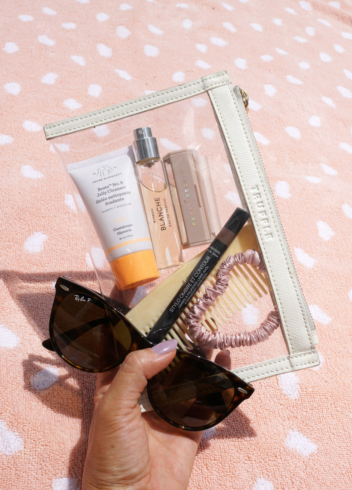 Ce qui est dans mon sac, trousse de maquillage transparente Truffle Mini | Le look book beauté