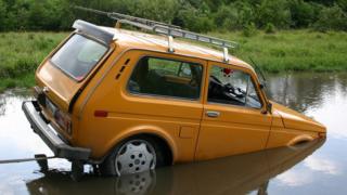 Voiture entrant dans leau