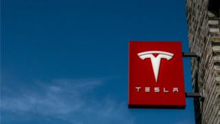 Logo dun magasin Tesla Motors au centre-ville de Hangzhou. Tesla Motors est une société américaine du secteur de lautomobile et du stockage dénergie vendant des voitures électriques de luxe et des batteries. Il vise à produire ses véhicules de 76 000 $ et plus en Chine