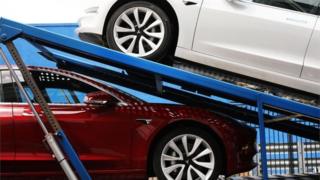 Tesla voitures sur un camion de livraison
