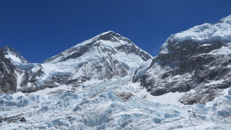 Les sherpas doivent actuellement transporter les déchets récupérés à travers la dangereuse banquise de Khumbu
