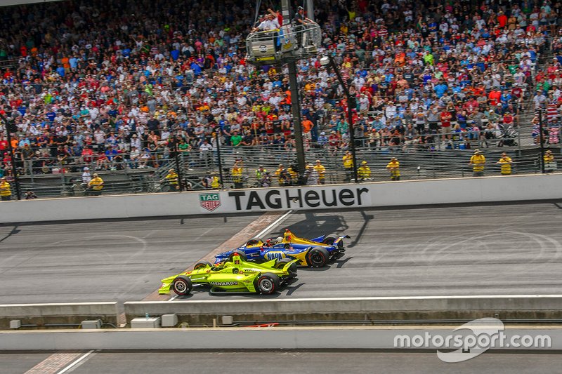 Le vainqueur de la course, Simon Pagenaud, du Team Penske Chevrolet se bat avec Alexander Rossi
