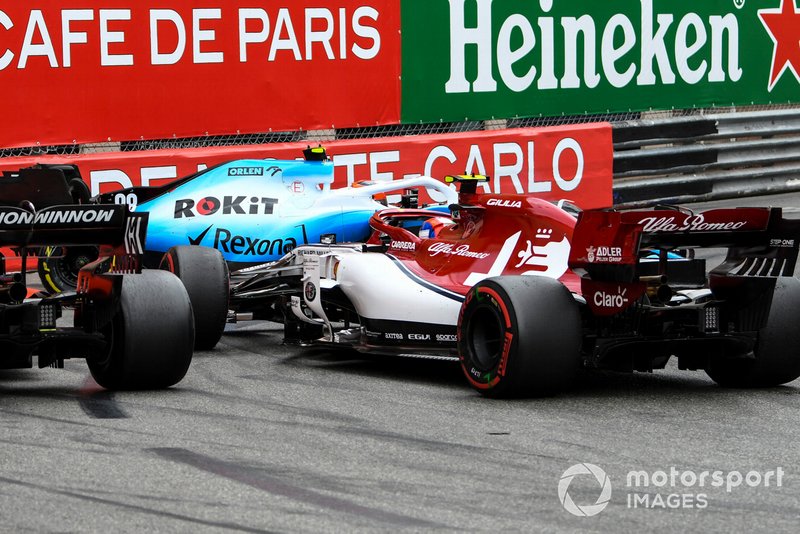 Robert Kubica, Williams FW42, tourne après contact et bloque la piste devant Antonio Giovinazzi, Alfa Romeo Racing C38 et Charles Leclerc, Ferrari SF90
