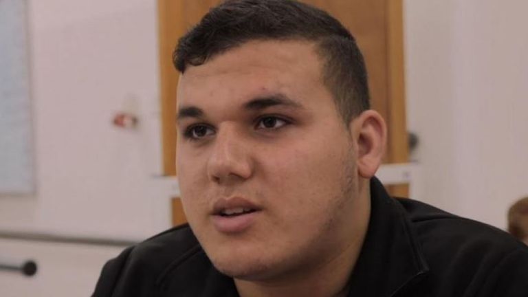 Abdullah, 18 ans, a perdu ses deux jambes quand elles ont été brisées par une balle