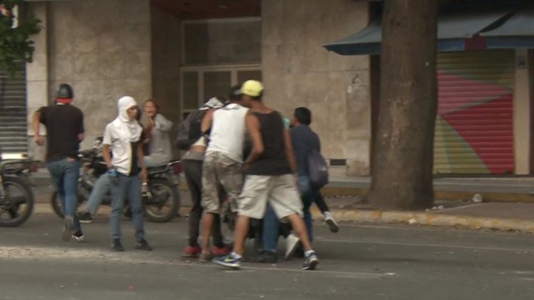Le mari et les passants de Betzabeth Rausseo l'ont appuyée sur une moto et l'ont emmenée à l'hôpital le plus proche, où elle est décédée.