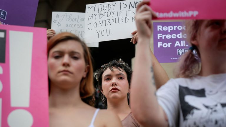 Des femmes protestent contre le battement de coeur anti-avortement de la Géorgie. facture 