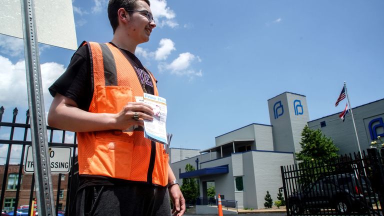 Un militant pro-vie tente de diffuser des informations à l'extérieur de la clinique du Missouri