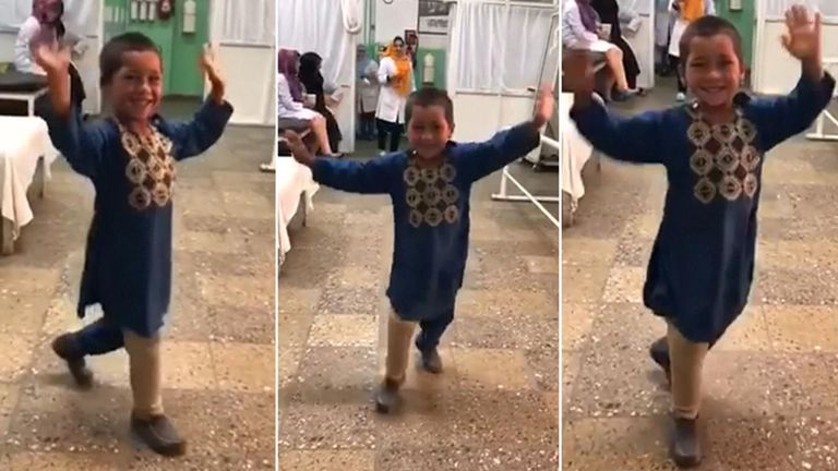 Un garçon afghan danse avec une jambe prothétique à Kaboul