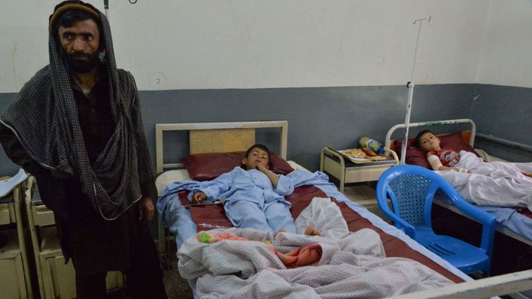 Des enfants afghans blessés reçoivent des soins médicaux dans un hôpital à la suite d'une explosion