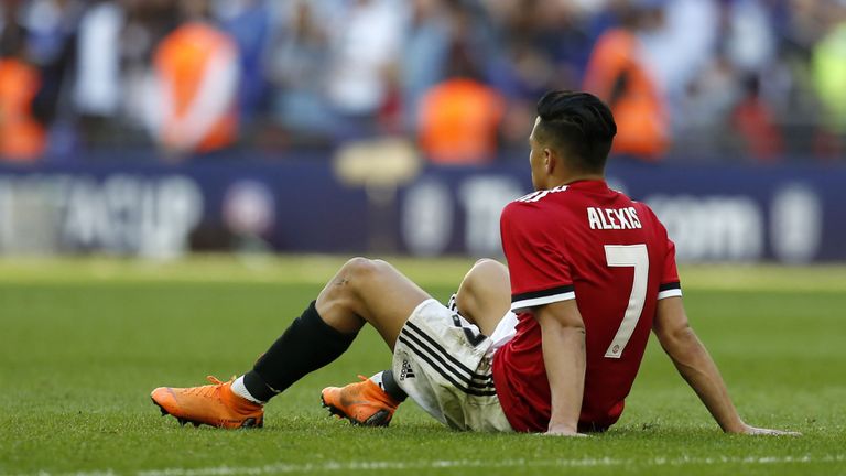 L'attaquant de Manchester United, Alexis Sanchez, photographié après la défaite 1-0 de son équipe en finale de la FA Cup et la fin du trophée de la saison