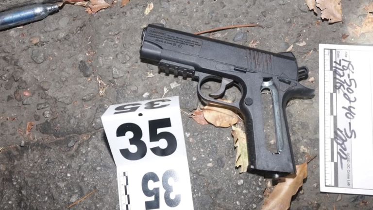 Les officiers pensaient que le suspect avait une arme de poing - il s'est avéré que c'était un pistolet à air comprimé