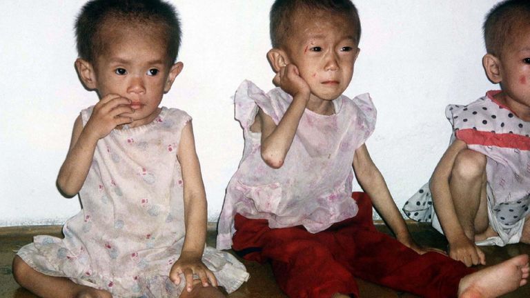 Des enfants âgés de quatre à cinq ans souffrant de malnutrition sont photographiés dans une crèche du comté d'Anpyon, dans la province de Kangwon, en Corée du Nord en juillet 1997