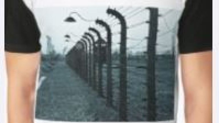 Un sommet représentant Auschwitz sur Redbubble