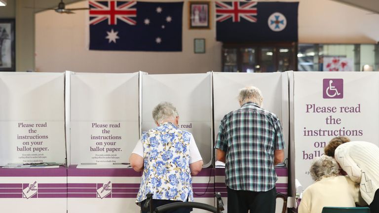 Les gens votent à la salle R.S.L de Burleigh Heads le 18 mai 2019 à Gold Coast, en Australie. Les Australiens se rendent aux urnes aujourd'hui pour élire la 46ème législature de l'Australie, après une bataille serrée entre le Premier ministre sortant Scott Morrison, du parti de la coalition, et le leader du parti travailliste, Bill Shorten