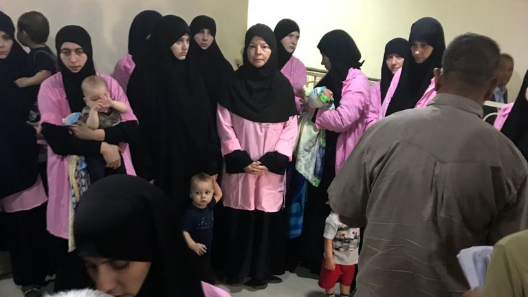 Une photo prise le 29 avril 2018 au tribunal pénal central de Bagdad, dans la capitale irakienne, montre des femmes russes condamnées à la prison à vie pour avoir rejoint le groupe de l'État islamique aux côtés d'un enfant dans un couloir.