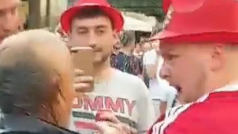 L’homme était trempé quand il s’est approché d’un groupe d’hommes qui riaient sur la place
