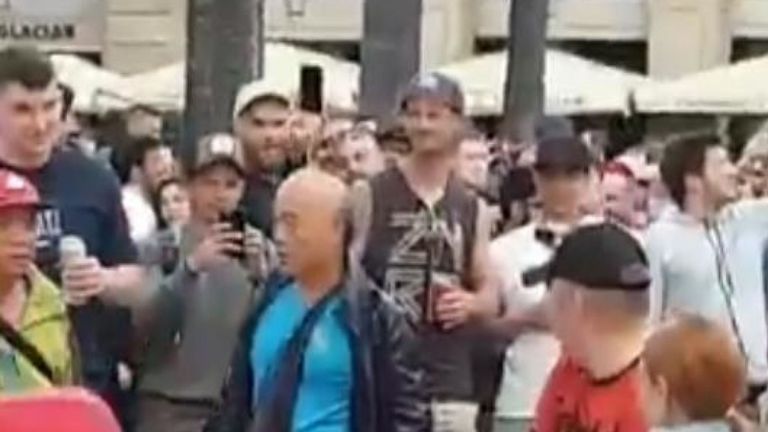 Une deuxième vidéo semble montrer un homme qui vient de sortir de la fontaine