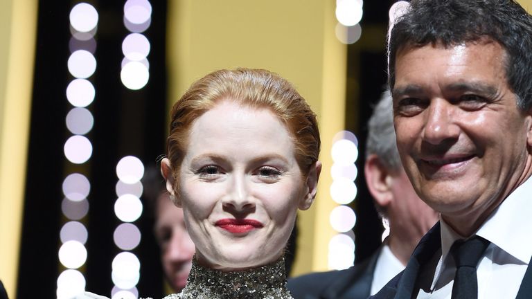 Cannes, France - 25 mai: Emily Beecham et Antonio Banderas posent sur leur scène lors de la cérémonie de clôture lors de la 72e édition du Festival de Cannes le 25 mai 2019 à Cannes, en France. (Photo de Pascal Le Segretain / Getty Images)
