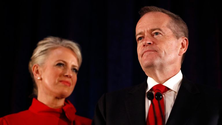 Le chef de l'opposition et chef du parti travailliste, Bill Shorten, accompagné de son épouse, Chloe Shorten, reconnaît sa défaite à la suite des résultats des élections fédérales au Hyatt Place Melbourne.