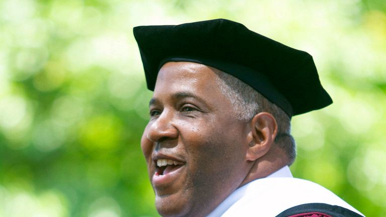 L'investisseur en technologies et philanthrope Robert F. Smith annonce qu'il accordera des subventions pour éliminer la dette étudiante de l'ensemble de la promotion de 2019 au Morehouse College d'Atlanta