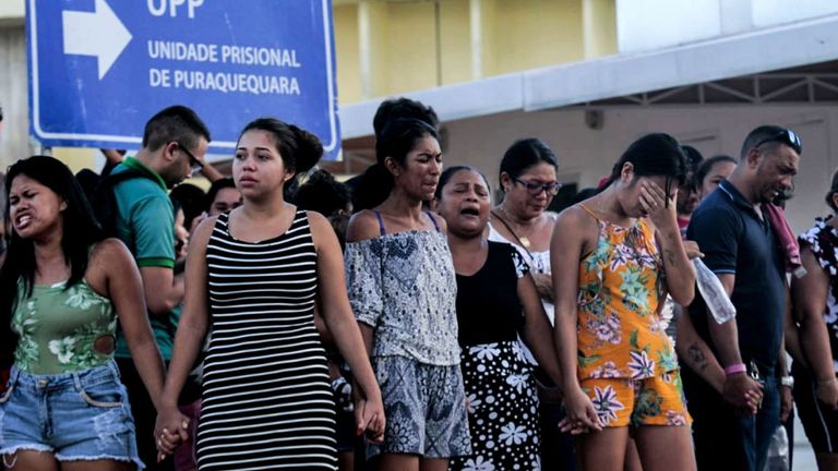 Les membres de la famille des détenus sont photographiés en train de prier devant les locaux de la prison de Puraquequara 