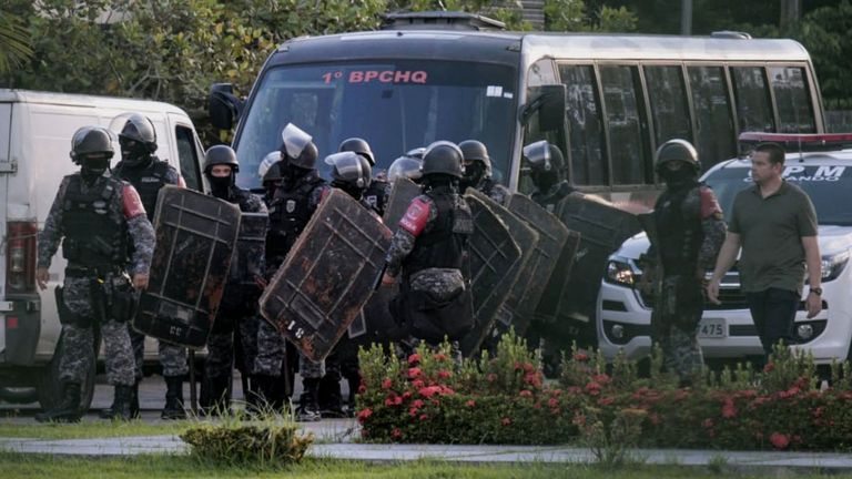 La police anti-émeute brésilienne se prépare à envahir la prison de Puraquequara à Manaus, en Amazonie