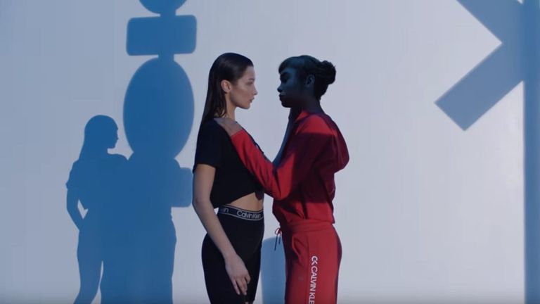 La campagne a été accusée de faire la fête. Pic: Youtube / Calvin Klein