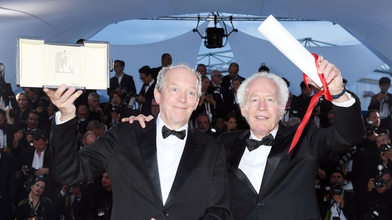 Cannes, France - 25 mai: Luc Dardenne et Jean-Pierre Dardenne, lauréats du prix du meilleur réalisateur pour le film "Le Jeune Ahmed", posent lors du photocall de lauréat lors de la 72ème édition du Festival de Cannes le 25 mai 2019 à Cannes, France. (Photo de Pascal Le Segretain / Getty Images)
