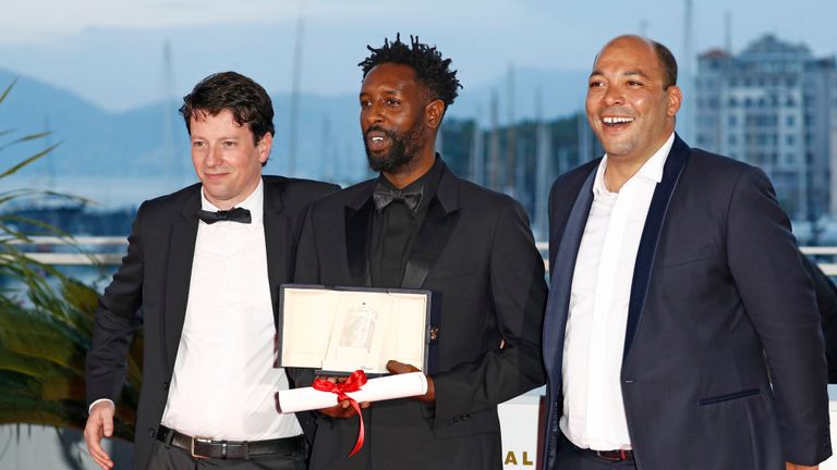 CANNES, FRANCE - 25 MAI: Le réalisateur Ladj Ly (C), lauréat du prix du jury pour son film "Les Misérables" pose avec les producteurs Christophe Barral (à gauche) et Toufik Ayadi (lors du photocall du lauréat lors de la 72e édition annuelle de Cannes) Festival du film le 25 mai 2019 à Cannes, en France. (Photo par John Phillips / Getty Images)
