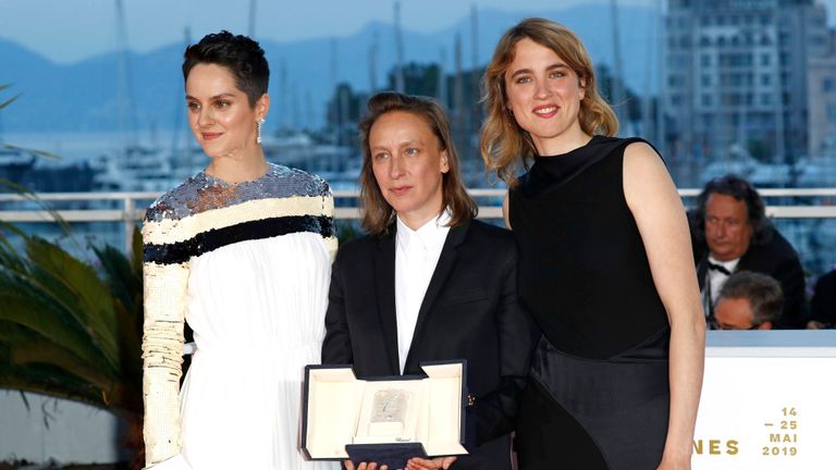 CANNES, FRANCE - 25 MAI: Céline Sciamma (C), gagnante du prix du meilleur scénario pour son film "Portrait de la jeune fille en feu", pose avec Noémie Merlant (à gauche) et Adele Haenel (à droite) lors de la soirée photo la 72ème édition du Festival de Cannes le 25 mai 2019 à Cannes, en France. (Photo par John Phillips / Getty Images)
