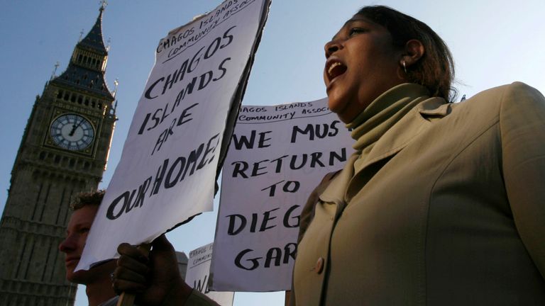 DATE IMPORTÉE: 22 octobre 2008Un manifestant le réclamant de retourner aux îles Chagos, dans l’archipel de Diego Garcia, crie lors d’une manifestation devant le Parlement à Londres, le 22 octobre 2008. La plus haute cour du Royaume-Uni a statué en faveur du gouvernement britannique mercredi, bloquant le retour de centaines d'habitants de l'île des Chagos dans leur foyer situé dans le sud de l'océan Indien après près de 40 ans d'exil. La décision de la Chambre des lords met fin à une bataille de plusieurs années pour la sécurisation de l’île des Chagos