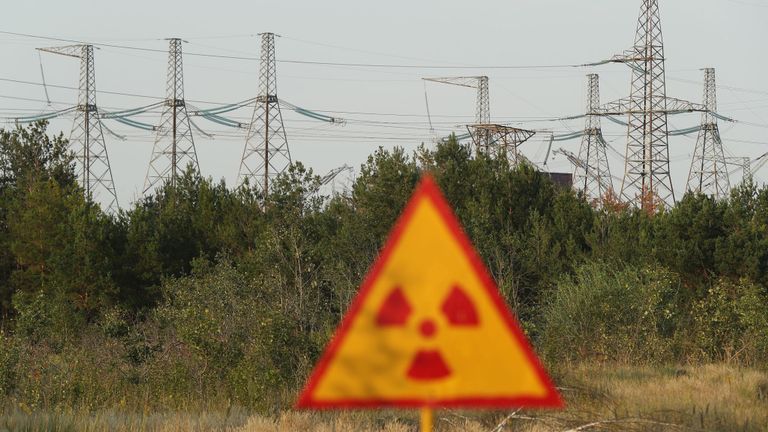 Un panneau de radiation près des pylônes électriques à l'intérieur de la zone d'exclusion 
