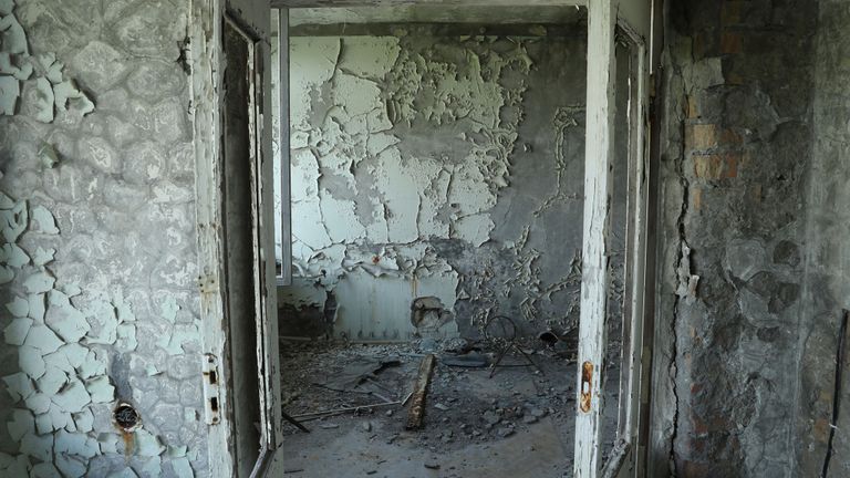 Les chambres d'un hôtel se dégradent dans une ville abandonnée près de la centrale 