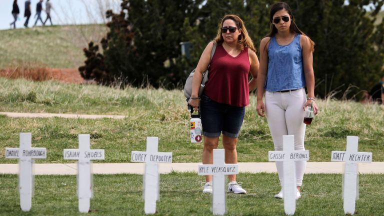 Croix avec les noms des victimes de l'attaque de 1999 au monument commémoratif de Columbine