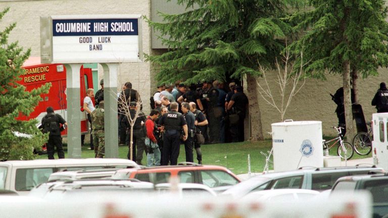 1999: La police devant le lycée Columbine à Littleton, dans le Colorado, à la suite de la fusillade.